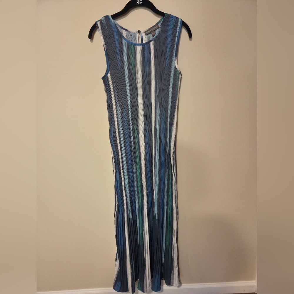 Kate & Mallory Sleeveless Pleated Maxi Dress With Keyhole Back Size M